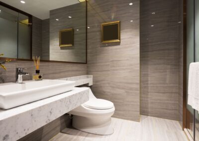 Installation sanitaire complète dans une salle de bain moderne