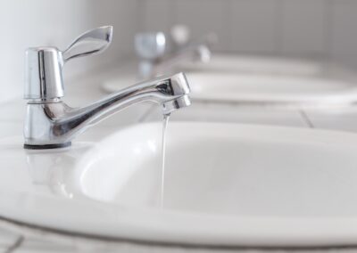 Réparation de fuites dans un espace sanitaire résidentiel à Renens, assurés par l’équipe experte de BF Sanitaire Sàrl.